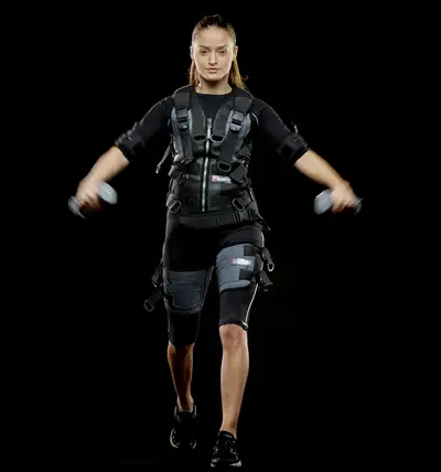 EMS Training, xBody Girl front Lunges with Shoulders